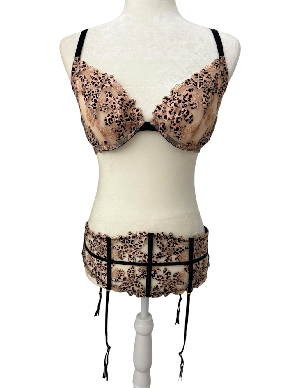 VICTORIAβS SECRET Very Sexy Bra and Garter Belt 34DD
